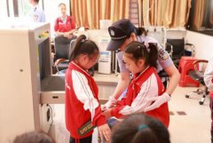 学生们零距离接触法庭感受法院文化亲历庭审现场的方式