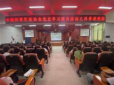 朵朵白云在山岭间缭绕不散